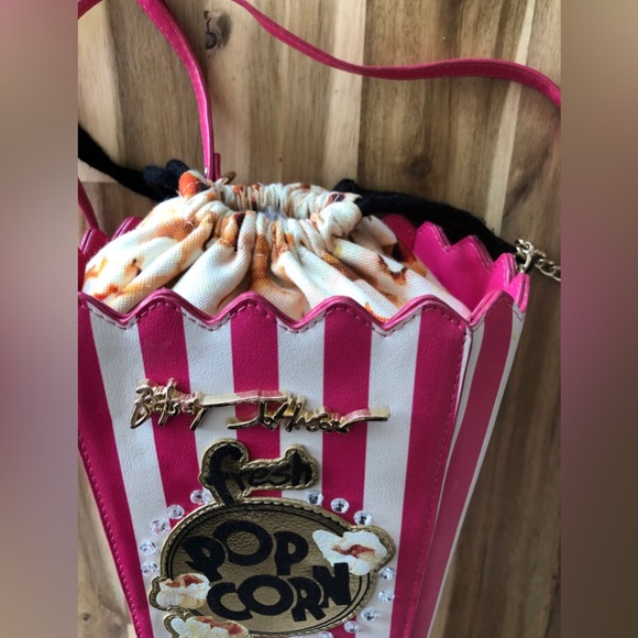 Last sample/Betsey Johnson Butter Me Up Popcorn Bucket Crossbody bag purse NWOT - Picture 6 of 9